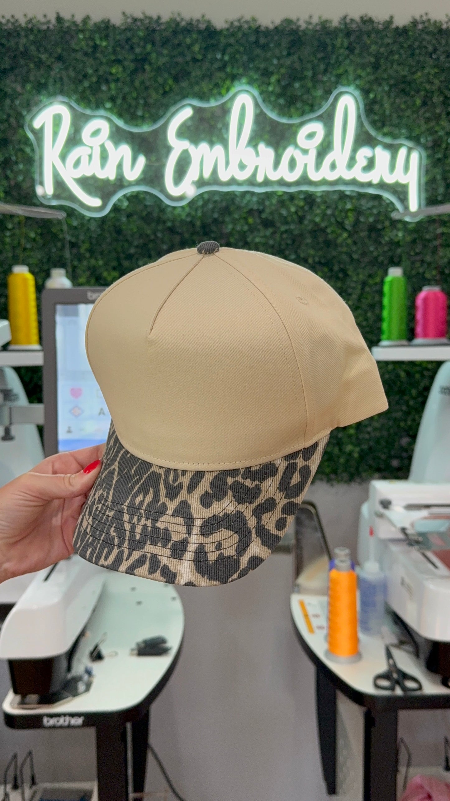 Leopard Bill Trucker Hat (light tone)